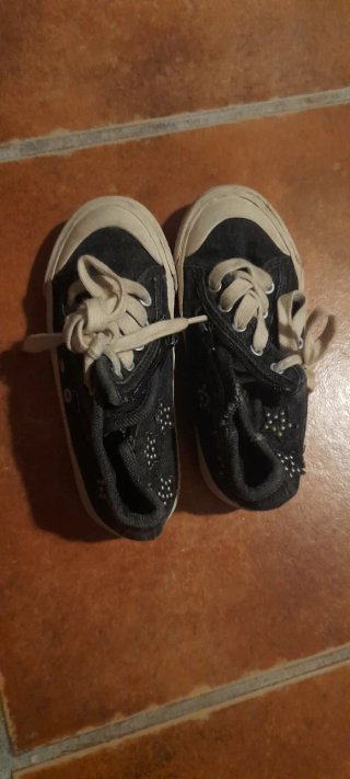 Zapatillas Zara niña negras con tachuelas