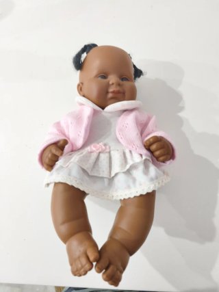 Muñeca bebé morena con vestido rosa
