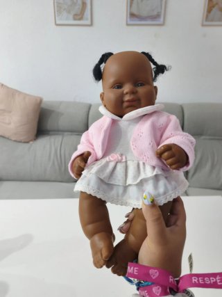 Muñeca bebé morena con vestido rosa
