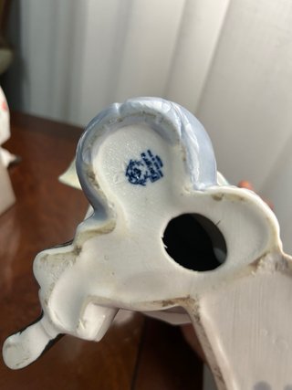 Figura de porcelana de payaso con instrumento