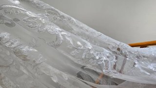 Velo de novia plateado y blanco