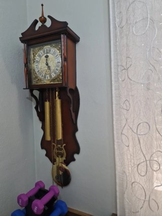 Reloj de pared de madera