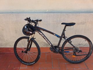 Bicicleta de montaña negra y azul no mriante