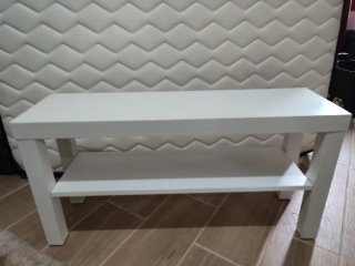 Mesita de entrada / habitación blanca