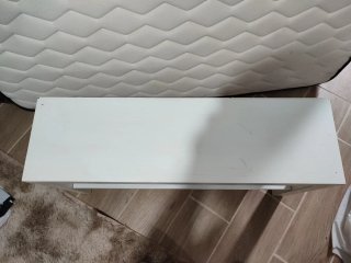 Mesita de entrada / habitación blanca