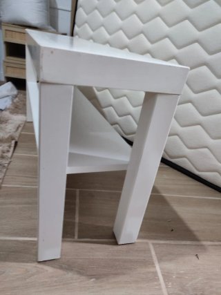 Mesita de entrada / habitación blanca