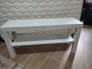 Mesita de entrada / habitación blanca