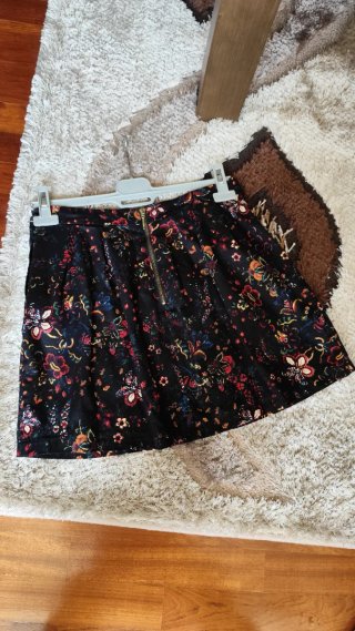 Falda estampada floral negra. Falda corta. Negra.