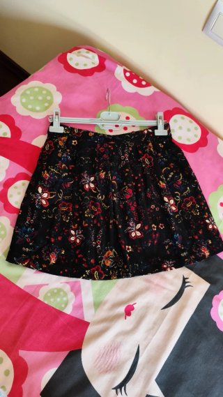 Falda estampada floral negra. Falda corta. Negra.