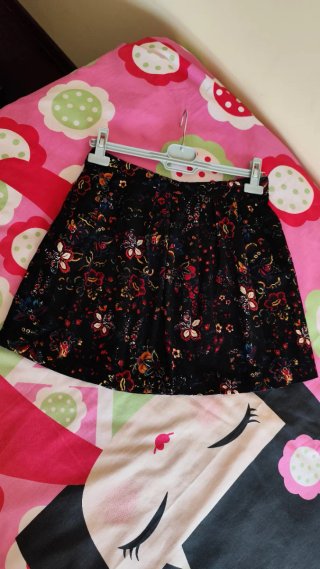 Falda estampada floral negra. Falda corta. Negra.