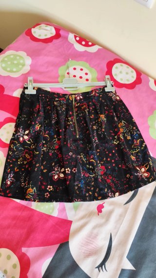 Falda estampada floral negra. Falda corta. Negra.