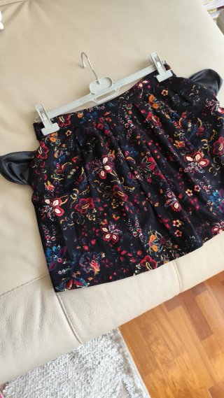 Falda estampada floral negra. Falda corta. Negra.