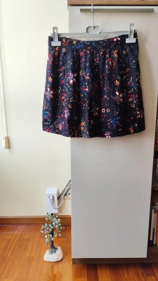 Falda estampada floral negra. Falda corta. Negra.