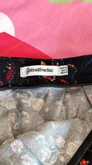Falda estampada floral negra. Falda corta. Negra.