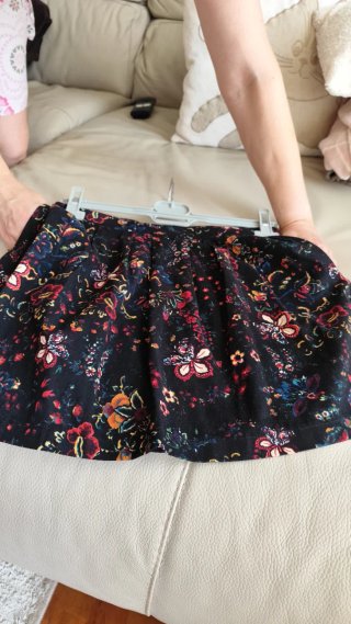 Falda estampada floral negra. Falda corta. Negra.