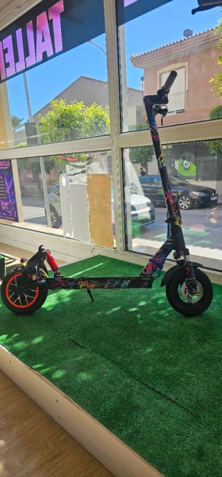 Patinete Eléctrico con Diseño Gráfico