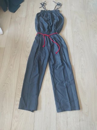 Mono premamá gris con cordón rojo