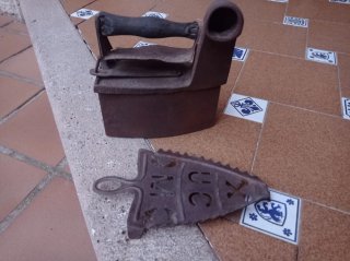 Plancha de hierro antigua con planchero