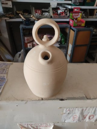 Búcaro de barro con asa