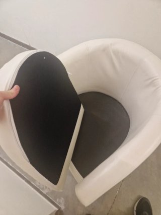 Butaca polipiel blanca con patas negras y cojín