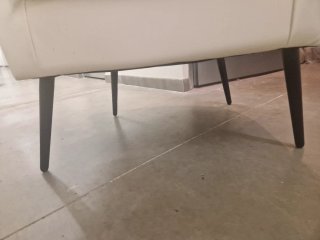 Butaca polipiel blanca con patas negras y cojín
