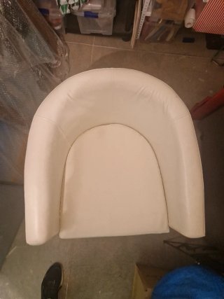 Butaca polipiel blanca con patas negras y cojín