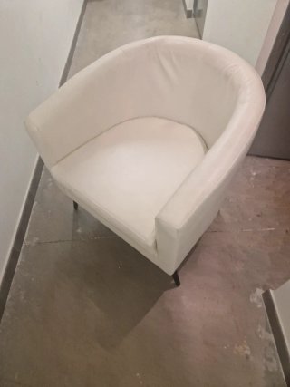 Butaca polipiel blanca con patas negras y cojín