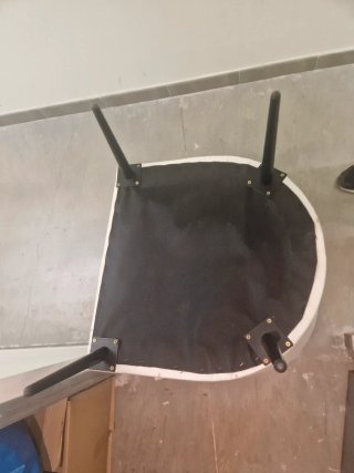 Butaca polipiel blanca con patas negras y cojín