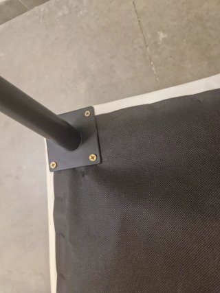 Butaca polipiel blanca con patas negras y cojín