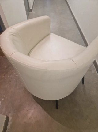 Butaca polipiel blanca con patas negras y cojín