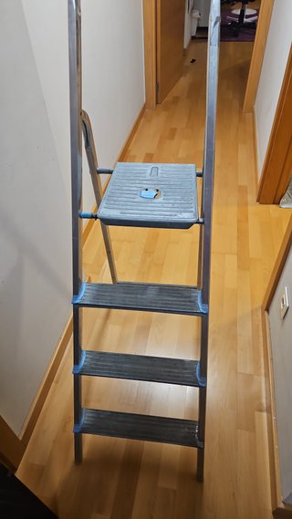 Escalera aluminio 4 peldaños plegable
