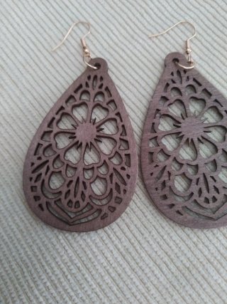 Pendientes de madera con diseño calado