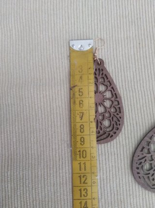 Pendientes de madera con diseño calado