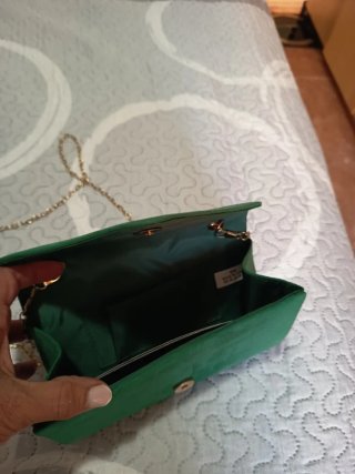 Bolso de fiesta verde con cadena dorada