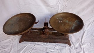 Balanza antigua de platillos