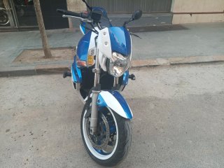 Suzuki GSR 600 Naked Azul y Blanca