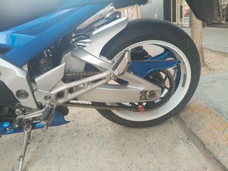 Suzuki GSR 600 Naked Azul y Blanca