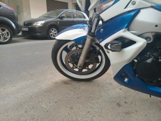Suzuki GSR 600 Naked Azul y Blanca