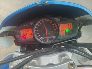 Suzuki GSR 600 Naked Azul y Blanca