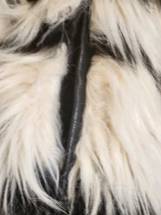 Chamarra de pelo blanco y negro