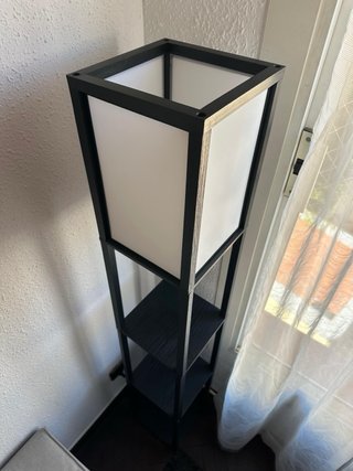 Lámpara de pie japonesa con estanterías