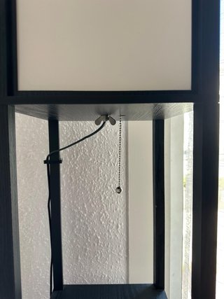 Lámpara de pie japonesa con estanterías