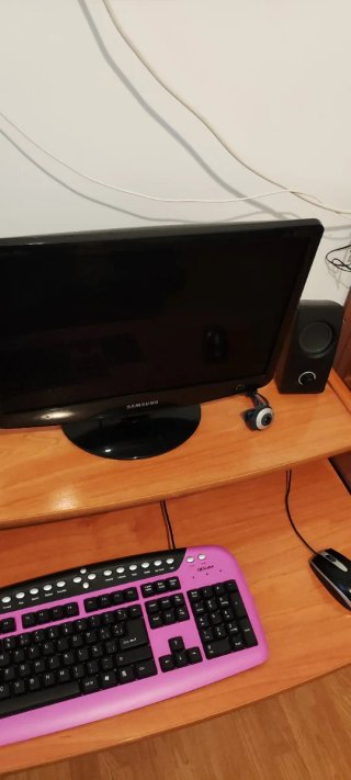 Monitor Samsung y unidad sin mesa