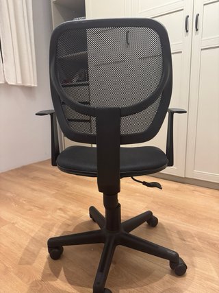 Silla de oficina con ruedas en buen estado