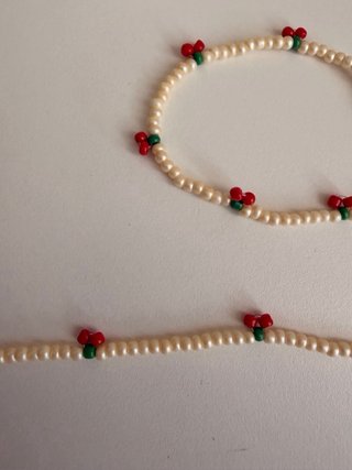 Collar de cuentas de flores y cruz