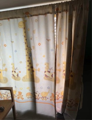 Habitación infantil: 3 alfombras y cortina