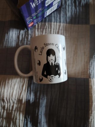 Taza Wednesday Addams con calaveras