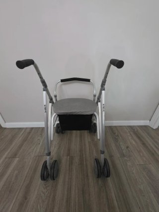 Andador y silla de ruedas 2 en 1