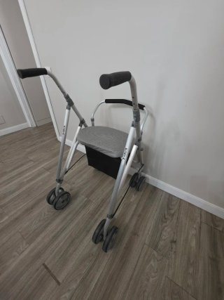 Andador y silla de ruedas 2 en 1
