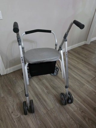 Andador y silla de ruedas 2 en 1